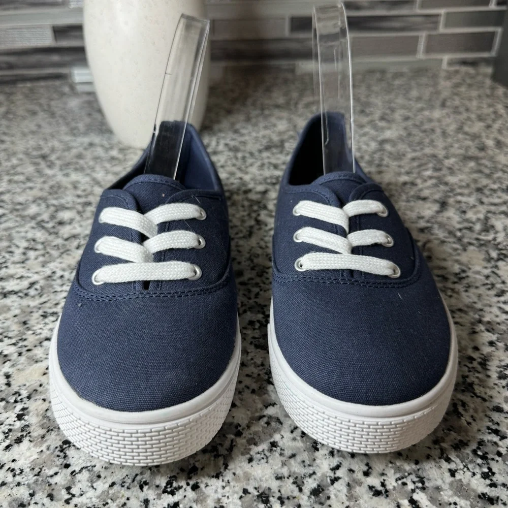 Children’s Place | Little Boys Navy Blue and White Shoes Size 4